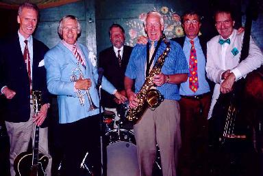 Optreden van de Spiegeltent Swingband in eetcafé De Griffel in De Bilt