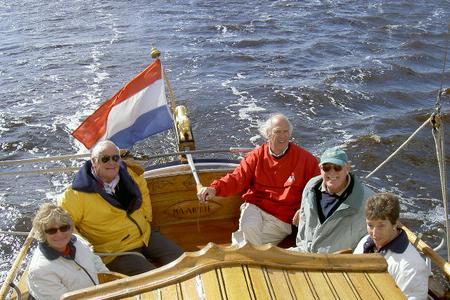 De familie Van der Zee varend op de Friese wateren