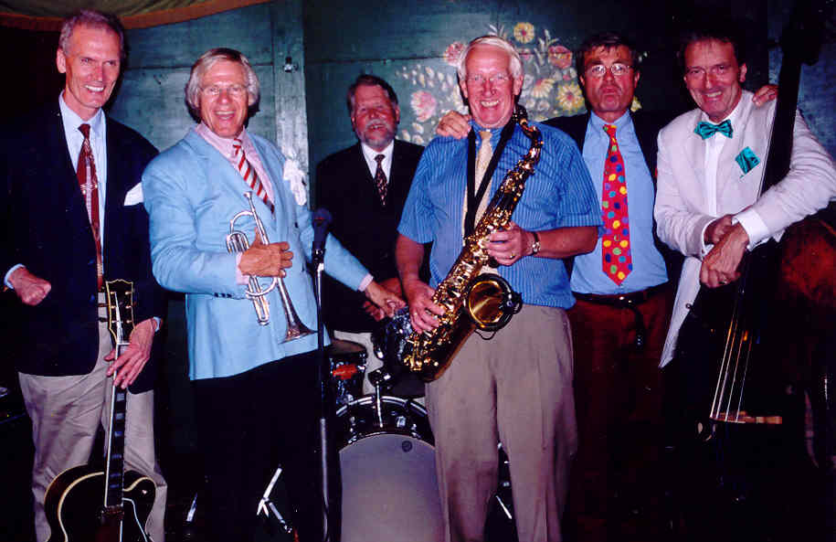 De Spiegeltent Swingband in de tent, met Jelle van der Zee op trompet