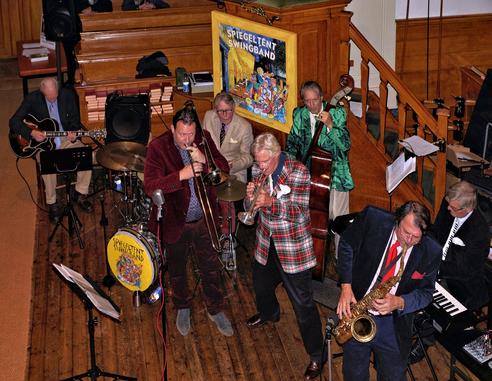 De Spiegeltent Swingband speelt voor een volle Stalpaertkerk in ’s-Graveland