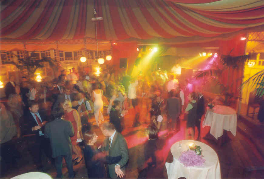 DANSFEEST TOT IN DE LATE UURTJES