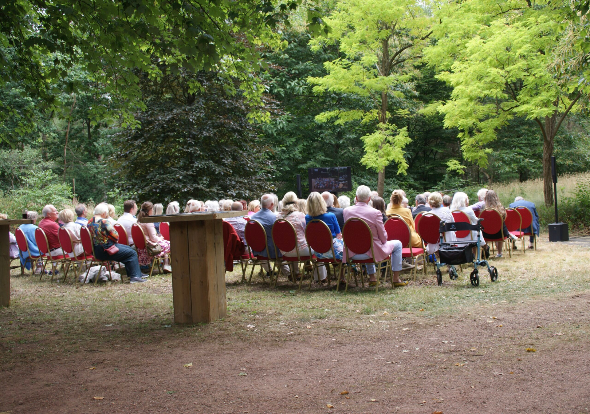 GENODIGDEN TIJDENS DE CEREMONIE IN HET PANBOS